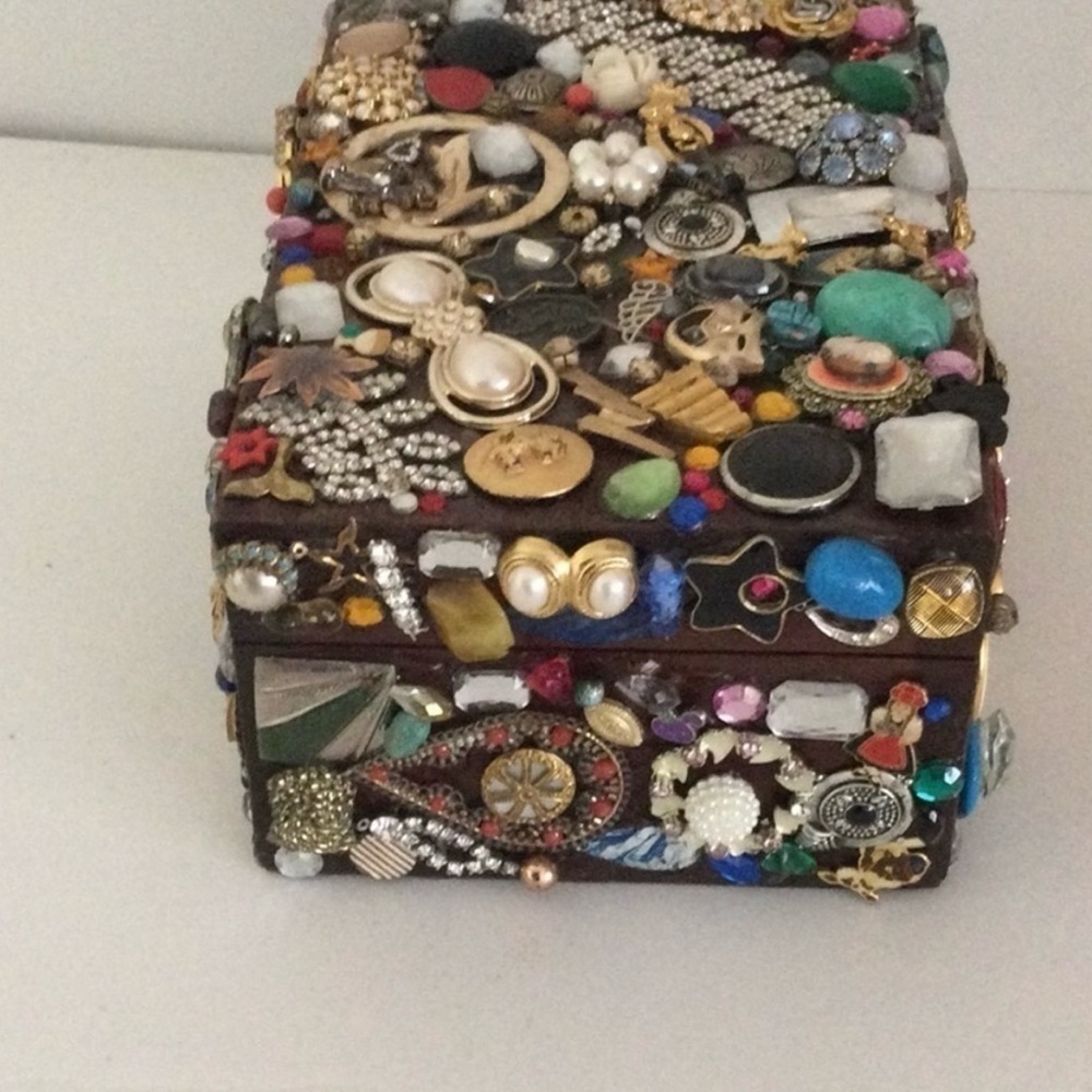 Vintage Treasure Jeweled Wooden Lined Box - Picture 2 of 9
